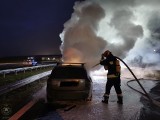 Jeżewo Stare. Pożar samochodu na S8 przy zjeździe na Łomżę. Utrudnienia na drodze