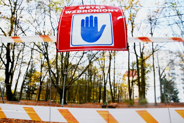 Park Piastowski w Zielonej Górze. Od września pojawiły się tutaj ogrodzenia i tabliczki z informacją "wstęp wzbroniony".