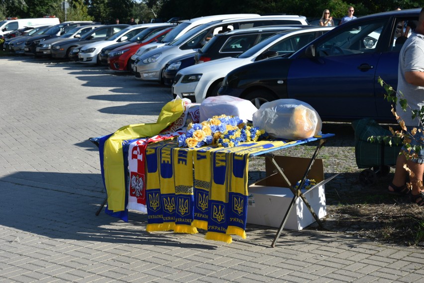 Usyk vs Dubois. Pod stadionem kupisz ukraińskie barwy. Korki coraz większe. Zobacz zdjęcia