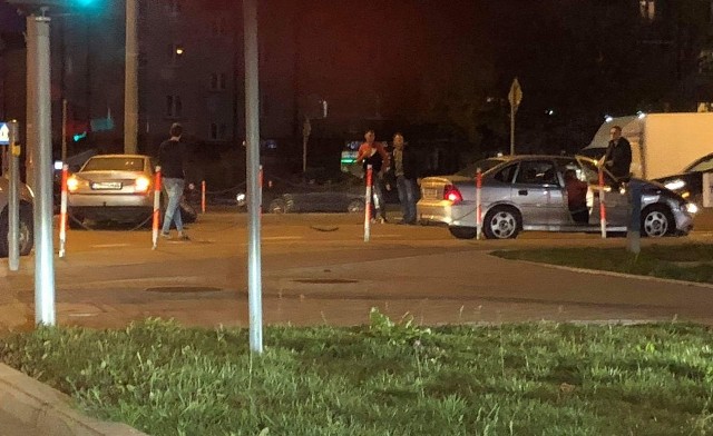 W piątek, około godz. 19, na skrzyżowaniu ulic Komisji Edukacji Narodowej i Narodowych Sił zbrojnych w Białymstoku doszło do zderzenia audi z oplem.