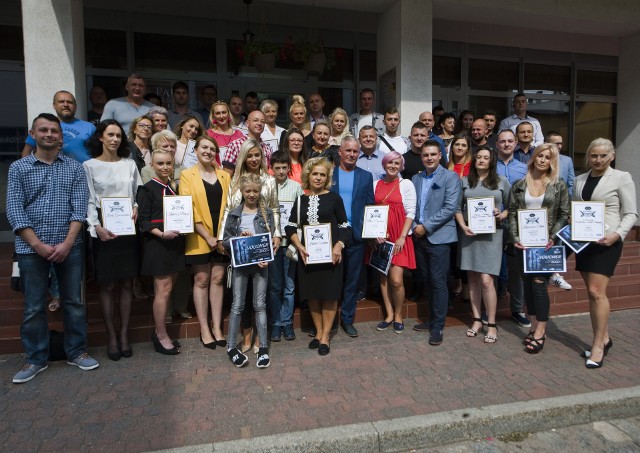 Zakończyliśmy uroczyście tegoroczną edycję plebiscytu Smaki Pomorza - Mistrzowie Smaku. Nagrodziliśmy miejsca, które waszym zdaniem są najlepsze oraz waszych ulubionych kucharzy, kelnerów czy barmanów.W kategorii Kucharz Roku wygrał Michał Kota (Atrium Apartamenty, Sarbinowo), Kelner Roku to Monia Zarzycka (Zajazd Skalny, Karwice) a Barman Roku - Dariusz Kucharski (Prywatka, Koszalin).Restauracja Roku zdaniem czytelników i internautów to Restauracja Pirat (Mielno). W Kategorii Bar/Jadłodajnia/Bistro Roku wygrał Bar Przerwa z Koszalina.Ocenialiśmy też burgery – czytelnicy nie mieli wątpliwości – godny polecenia jest Kebab & Burger u Szybkiego z Koszalina. Jak pizza to w pizzerii Starówka w Kołobrzegu.Ocenialiśmy też sushi - wygrał Imbir Sushi Restaurant&Lounge z Koszalina. Kebab Roku godny polecenia to po raz kolejny Orient Express Döner Kebap, również z Koszalina. Najlepsze lody zdaniem czytelników zjemy w lokalu Lody Grabowskie w Sarbinowie. Najlepsza cukiernia/kawiarnia to białogardzki Ekler.Najwięcej głosów w kategorii piekarnia/cukiernia zdobyła Cukiernia Stefania Piotrowska- Cebula z Koszalina.Uhonorowane lokale koniecznie wpiszcie w plan swoich podróży po regionie!Jako redakcja raz jeszcze serdecznie gratulujemy nagrodzonym, a naszym czytelnikom i internautom dziękujemy za głosy.Zwycięzcy etapu regionalnego: Kucharz RokuI Michał Kota, Atrium Apartamenty, SarbinowoII Mariusz Olesiński, Dźwirzyno, Mesa Grill Restaurant CafeII Robert Hornicki, Restauracja Hotel Lidia, DarłówkoKelner RokuI Monia Zarzycka, Zajazd Skalny, KarwiceII Dorota Kaszuba, Hotel Lambert, Ustronie MorskieIII Igor Struszczak, Pizza Hut, KoszalinRestauracja RokuI Restauracja Pirat, Mielno, ul. Rybacka 10II Smażalnia smakosz, Kołobrzeg, ul. Obrońców Westerplatte 2III Hotelik Świdwin, Świdwin, ul. Armii Krajowej 1Cukiernia/Kawiarnia RokuI Kawiarnia Ekler, Białogard, ul. Kochanowskiego 3II KG Cafe, Kołobrzeg, ul. Armii Krajowej 20CIII Cukiernia Edyta Żebryk, Sławno, ul. Bolesława Prusa 21Bar/Jadłodajnia/Bistro RokuI Bar Przerwa, Koszalin, ul. Powstańców Wielkopolskich 8II Bar Skarp s.c., Kołobrzeg, al. Nadmorska 2III Bistro Kwadrans Szczecinek, Szczecinek, ul. Kościuszki 38BBarman RokuI Dariusz Kucharski, Koszalin, PrywatkaII Piotr Szocik, Mielno, Hotel Medical SPA UnitralIII Karol Wysocki, Kołobrzeg, Tawerna fiddler\'s greenLody RokuI Lody Grabowskie, Sarbinowo, ul. Nadmorska 43II "u Lodziarzy" Wytwórnia Lodów Polskich, ul. Jedności Narodowej 1-3III Pracownia Lodów, Koszalin, ul. Zwycięstwa 135APizza RokuI Starówka, Starówka, Kolobrzeg, ul. Dubois 24AII Czarna, Sailor Port Pizza, Kołobrzeg, ul. Warzelnicza 1III Casa, Pizzeria No.1 Strony Świata, Koszalin, ul. Chrobrego 18Piekarnia RokuI Piekarnia - Cukiernia Stefania Piotrowska- Cebula, Koszalin, ul. Sienkiewicza 1AII Chleb Gwdowski wyrób tradycyjny, Gwda Wielka, ul. Szczecinecka 6III Piekarnia - Cukiernia MIŚ Danuta Kądziela, Bobolice, ul. Seligera 13Burger RokuI Kebab & Burger u Szybkiego, Koszalin, ul. Oskara Lange 29II Pod Wiatami Mielenko, Plażowa 3, MielenkoIII Restauracja Kanguregano, Koszalin, ul. Nowowiejskiego 12Sushi RokuI Imbir Sushi Restaurant&Lounge, Koszalin, ul. Zwycięstwa 21/23II Sushi 77, Koszalin, ul. Paderewskiego 1III Hanaya, Kołobrzeg, ul. Solna 11Kebab RokuI Orient Express Döner Kebap, Koszalin, Zwycięstwa 23 w C.H.CegielskiII Szybka Szamka, Rymań, ul. WiejskaIII Iskender Kebap, Koszalin, ul. Zwycięstwa 23Etap powiatowyKucharz RokuDamian Wachek, Restauracja Elite, Szczecinek powiat szczecinieckiDominik Świątczak, Club Hotel Lubie Resort, Gudowo powiat drawskiKelner RokuSylwia Kubacka, Kawiarnia pod Kasztanem, Połczyn-Zdrój powiat świdwińskiRestauracja RokuBaltic Korona Restaurant & Cafe Bar, Darłowo, powiat sławieńskiGospoda u Ślązaka, Borne Sulinowo, powiat szczecinieckiRestauracja na Kutrze, Człopa, powiat wałeckiPizzeria Kijafa - Pizza-Ryby-Wino, Złocieniec, powiat drawskiSzafran Bar, Białogard, powiat białogardzkiCukiernia/Kawiarnia RokuKawa z Duszą, Koszalin, powiat koszalińskiKawiarnia pod Kasztanem, Połczyn-Zdrój, powiat świdwińskiPiekarnia Cukiernia Zakryś, Szczecinek, powiat szczecinieckiCafe Tęcza, Wałcz powiat wałeckiCukiernia Kozacka, Kalisz Pomorski powiat drawskiBar/Jadłodajnia/Bistro RokuAuto Bar Jankowo, Drawsko Pomorskie, powiat drawskiAnkara, Wałcz, powiat wałeckiBar Bursztyn, Dąbki, powiat sławieńskiPierogarnia Zielona Chatka, Białogard, powiat białogardzkiKempes, Połczyn-Zdrój, powiat świdwiński