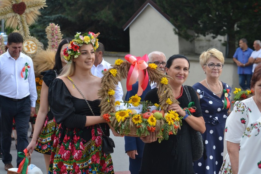 Dożynki Gminno-Parafialne w Kozłowie. Mieszkańcy podziękowali za plony i świetnie się bawili. Zobaczcie zdjęcia