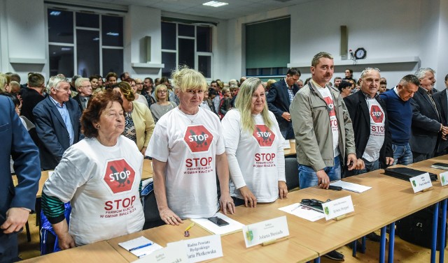 Pomysł budowy kurzej fermy spotkał się z ostrym protestem mieszkańców Białych Błot. Zdjęcie z październikowej sesji Rady Gminy