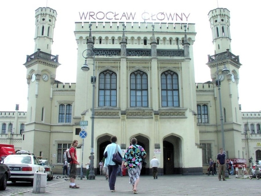 Wrocław: Remont dworca Głównego parodią amerykańskiego programu &quot;Dom nie do poznania&quot;(FILM, ZDJĘCIA)