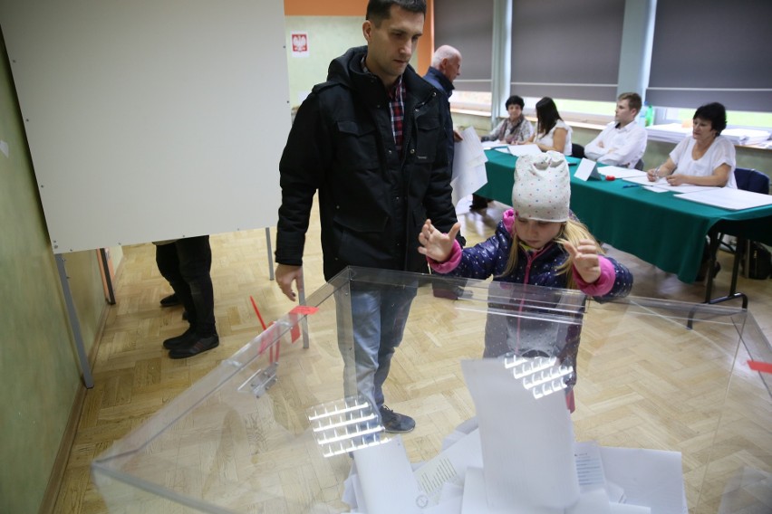 Wybory samorządowe 2018. Niska frekwencja w Chrzanowie. Tłumy tylko po mszach świętych [ZDJĘCIA]