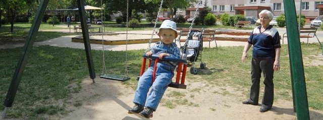 Krystyna Grodzka, która przychodzi na plac zabaw z 2-letnim wnukiem martwi się, że dojdzie tutaj do nieszczęścia,