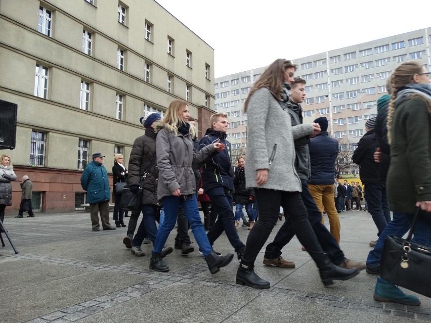 Polonez na rynku w Rudzie Śląskiej [ZDJĘCIA + WIDEO] Maturzyści zatańczyli przed studniówką