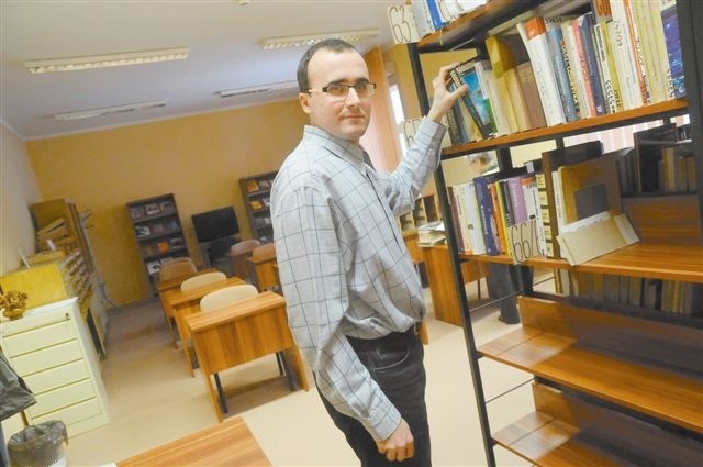 - Zapraszamy do naszej nowej siedziby - mówi Jarosław Janyk, pracownik biblioteki. (fot. Daniel Polak)