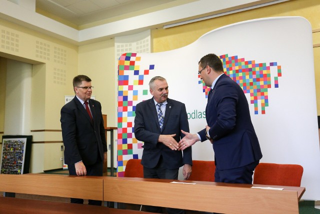 Włodzimierz Konończuk, burmistrz Michałowa (w środku) był jednym z pięciu burmistrzów, którzy wczoraj podpisali umowę z marszałkiem Jerzym Leszczyńskim (z lewej) i Stefanem Krajewskim, członkiem zarządu.