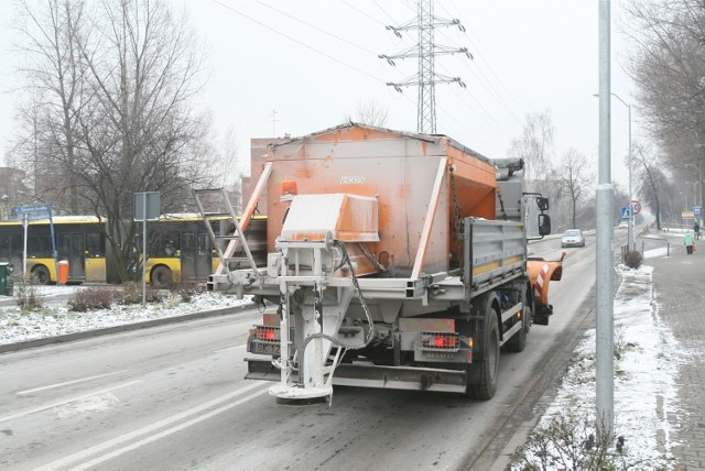 23-01-2014..katowice mpgk baza sprzetu zimowego sol piaskarka operator koparki adam czy¯..kierowca piaskarki artur micha£ek fot - arkadiusz lawrywianiec/polskapresse