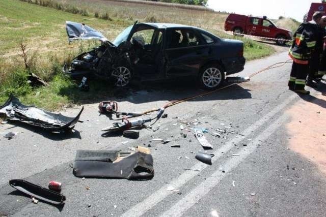 W Zakrzewie doszło do zderzenia opla i mercedesa. Śmierć na miejscu poniósł kierowca tego drugiego auta. To drugie w te wakacje tak tragiczne zdarzenie, do jakiego doszło w tym miejscu