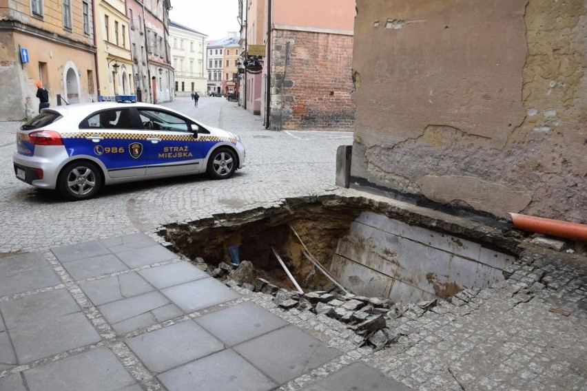 Na Starym Mieście zapadła się jezdnia. W dziurę w ziemi wpadła śmieciarka [ZDJĘCIA]