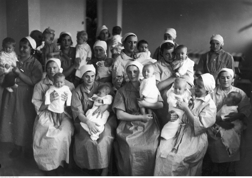 Dzień Matki na czarno-białych, archiwalnych fotografiach. Jak wyglądały mamy i jak doceniano ich trud włożony w wychowanie dzieci