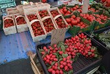 Piątkowy targ w Stalowej Woli, królowały truskawki, zobacz ceny najpopularniejszych owoców i warzyw 