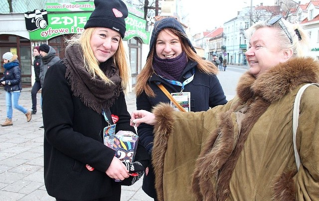 Beata Jaśpińska wrzuca do puszki  Pauliny i Natalii Grochowalskich