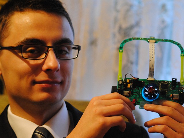 Adam Grabias, 18-letni nowosolanin, zachwycił jurorów konkursu Młody Wynalazcza 2013 samodzielnie zaprojektowanym robotem linefollower.