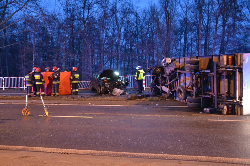 Tragiczny wypadek w Rybniku: nie żyje jedna osoba na ul. Rudzkiej. Iveco uderzył czołowo w passata ZDJĘCIA