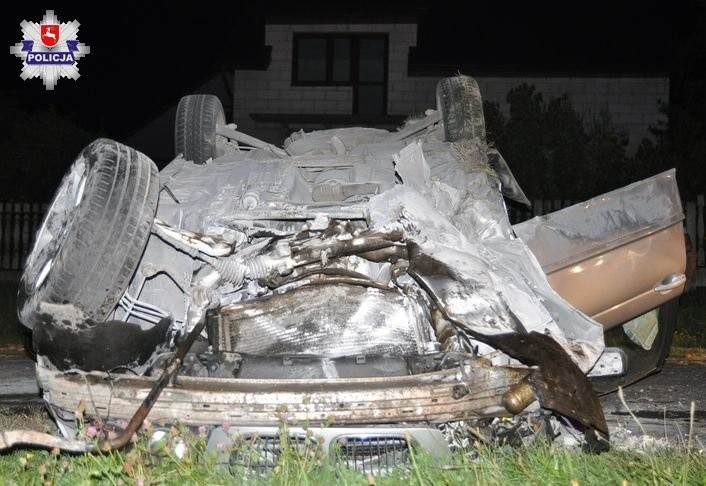 Wypadek pod Biłgorajem. Kierowca BMW ostro hamował przed lisem. Zwierzę nie ocalało, 24-latek ranny, wóz rozbity