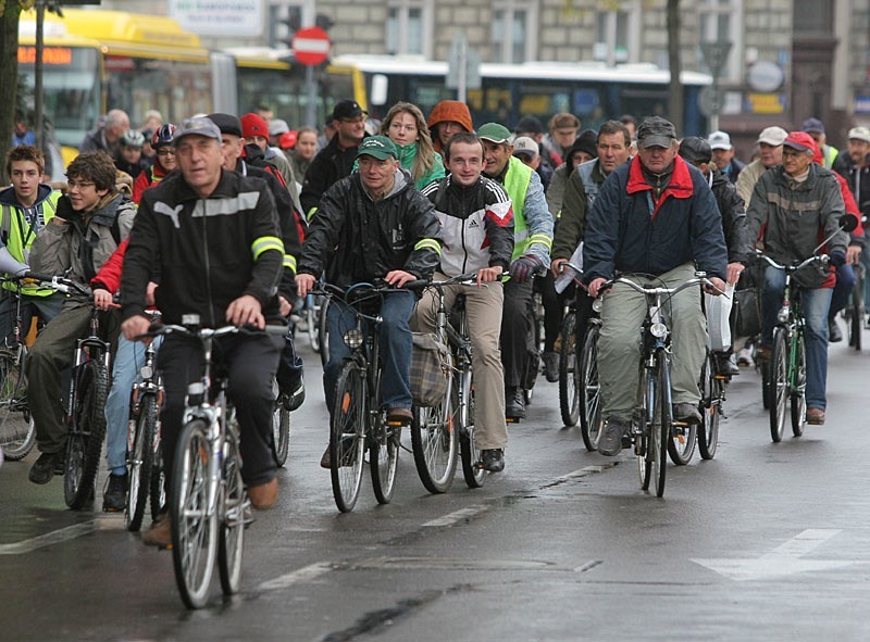 Rowerzyści na ulicy Anny Lajming.