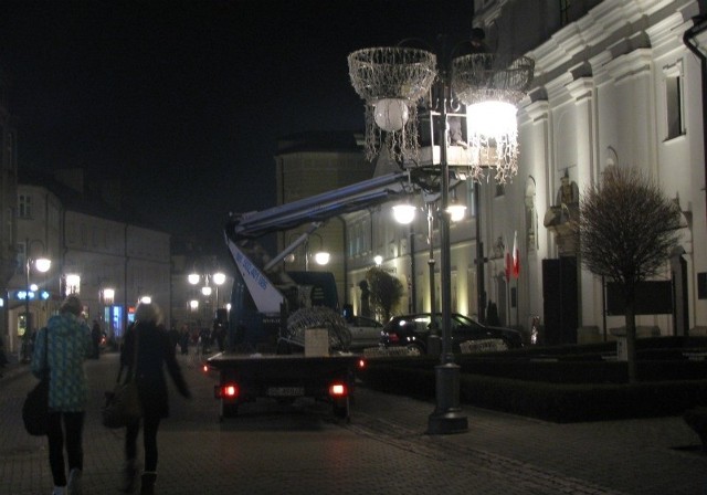 Wczoraj wieczorem światełka montowano na głównym deptaku, przy ul. 3 Maja.