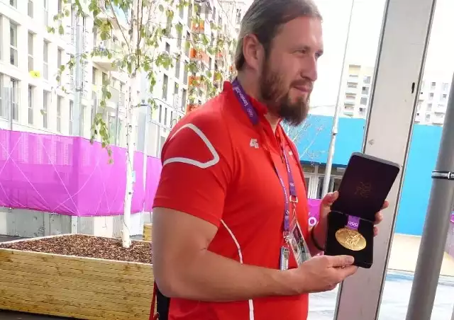 Tomasz Majewski w niedzielę przez Wioską Olimpijską chętnie udzielał wywiadów i pozował do zdjęć.