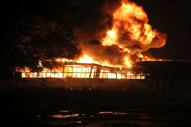 Zdjęcie ilustracyjne. Pożar stolarni w Suwałkach. Spłonęła duża część hali produkcyjnej