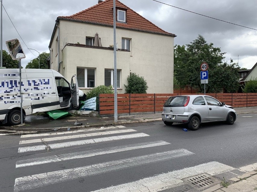 Szczecin: Samochód wjechał w dom. Roztrzaskany dostawczak i opel [ZDJĘCIA]