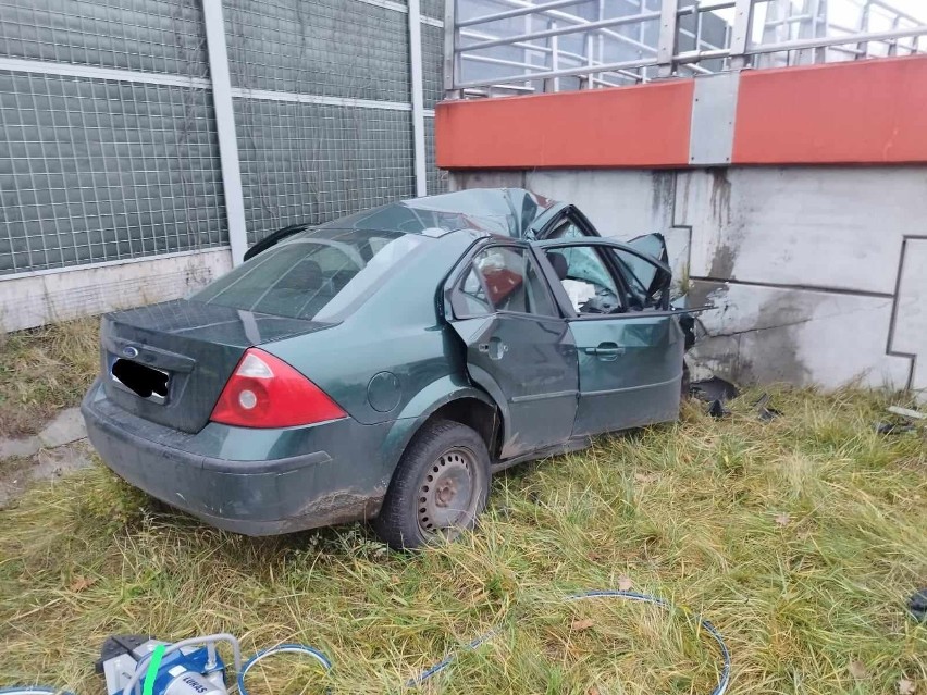 Tragedia na drodze ekspresowej numer 7 w Skarżysku. Samochód uderzył w beton, zginął człowiek. Licznik auta zatrzymał się na 185…