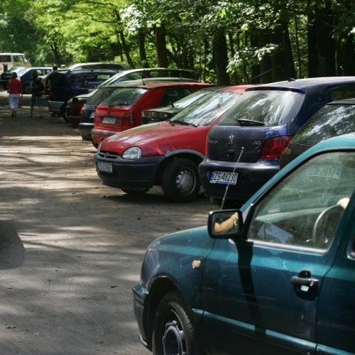 Wystarczy trochę słońca, by leśny parking przy jeziorze Głębokie zapełnił się po brzegi. I tak będzie przez następne 20 lat.