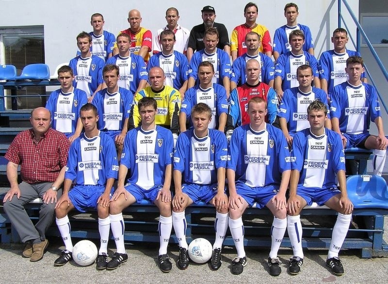 Grupowe zdjęcie Tłoków Gorzyce z 2002 roku. Drugi z lewej w...