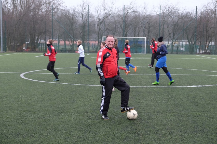 Mirosław Okoński interesuje się oczywiście wielkim futbolem,...