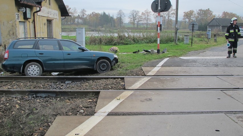 Jawiszowice. Auto utknęło na torowisku, a pociąg nadjeżdżał