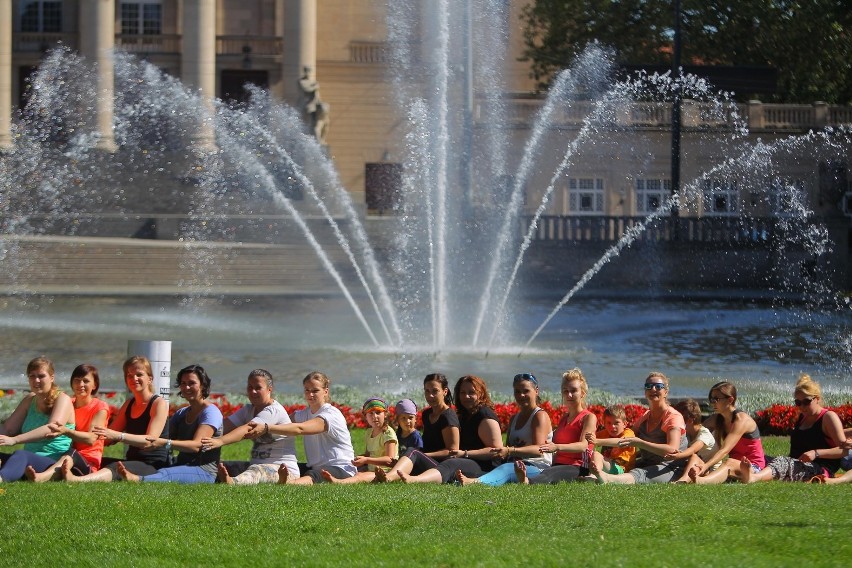 Joga przy fontannie: Poznaniacy ćwiczyli w parku przed operą