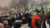 Protesty w Helsinkach. Demonstrujący domagają się zniesienia obostrzeń oraz obniżki cen paliw