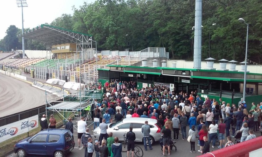 Na stadionie płoną znicze. Rybniczanie modlą się za Krystiana Rempałę