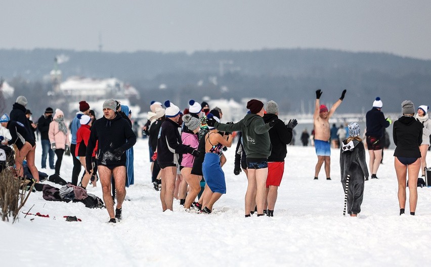 Morsowanie na zaśnieżonych plażach Sopotu