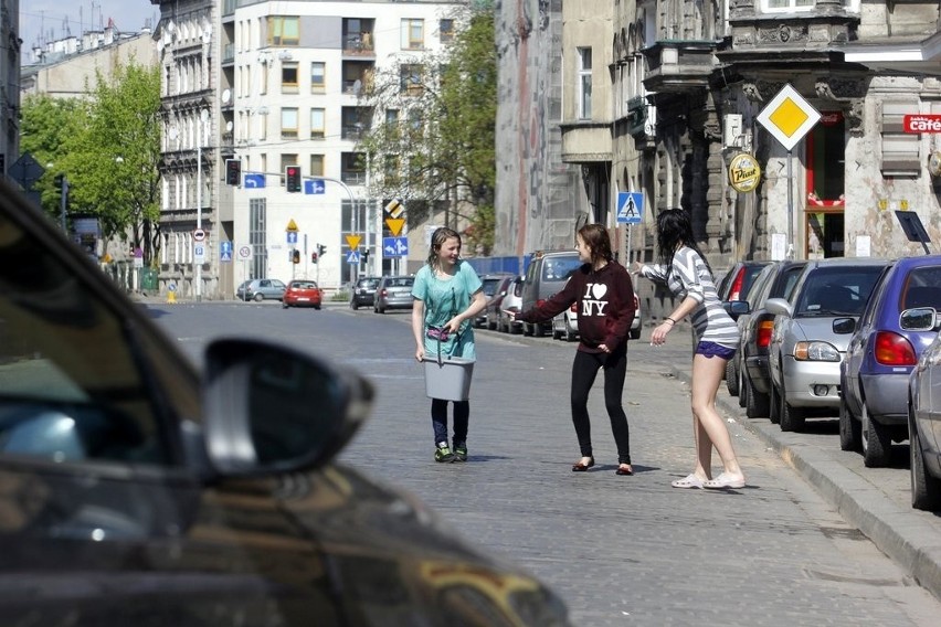 Lany poniedziałek we Wrocławiu. Butelki i wiadra poszły w ruch (ZDJĘCIA)