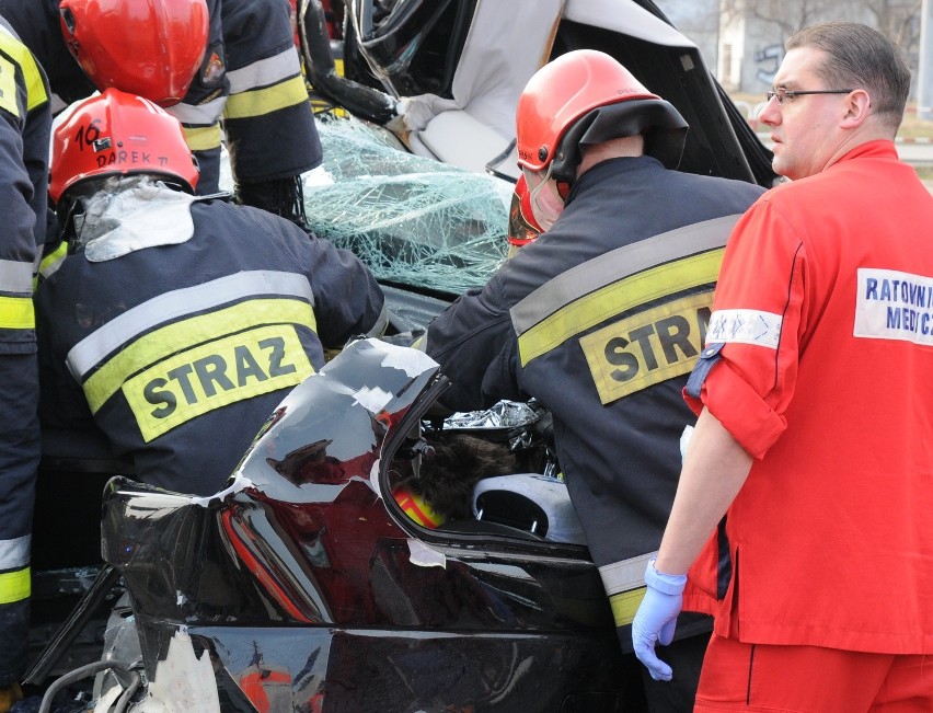 Tragedia w Bydgoszczy - tir zmiażdżył dwa samochody osobowe; 2,5-roczna dziewczynka nie żyje