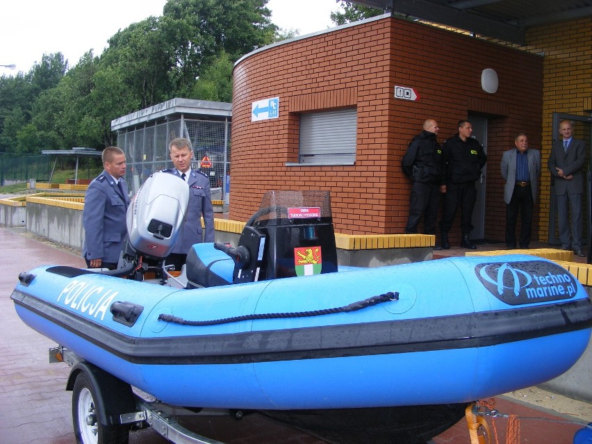 Policjanci oglądają łódź jaką przekazała im gmina Tarnowo...