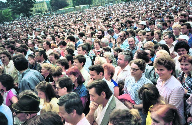 Zdjęcie wykonane zostało 20 maja 1989 podczas wielkiego wiecu „Solidarności” w Bydgoszczy z udziałem Lecha Wałęsy - przed wyznaczonymi na 4 czerwca tamtego roku wyborami do Sejmu i Senatu.