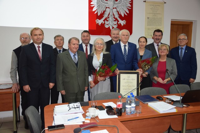 Fotorelacja z wręczenia statuetki i aktu nadania podczas sesji Rady Powiatu w Żninie