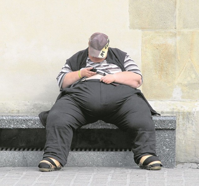 Z każdym rokiem przybywa w Polsce nadmiernie otyłych ludzi. Trudno na co dzień funkcjonować, ważąc 200-300 kilogramów/zdjęcie ilustracyjne