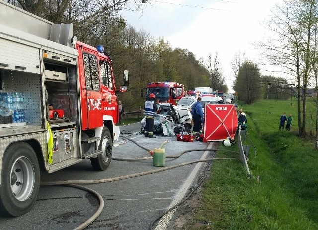 Według wstępnych ustaleń policjantów, 29-letnia kierująca fiatem seicento z nieustalonych na razie przyczyn zjechała na przeciwny pas ruchu i zderzyła się czołowo z renault megane, którym podróżowali kobieta i mężczyzna, oboje w wieku 63 lat.W wyniku zderzenia śmierć poniosła kierująca fiatem. Mężczyznę z renault do szpitala przetransportował śmigłowiec Lotniczego Pogotowia Ratunkowego, a jadącą z nim kobietę zabrała karetka.Droga jest zablokowana, policjanci wyznaczyli objazdy przez Dalachów i Rudniki.Policja pod nadzorem prokuratury wyjaśnia przyczyny wypadku, do którego doszło około 17.20.