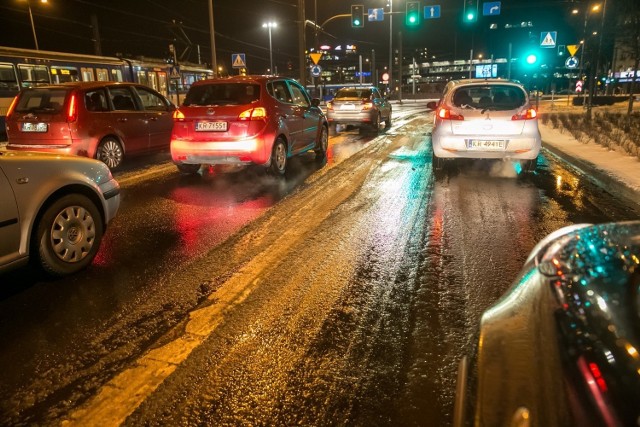 Uwaga: oblodzenia na drogach i chodnikach! IMGW wydał ostrzeżenie pierwszego stopnia.Zobacz kolejne zdjęcia. Przesuwaj zdjęcia w prawo - naciśnij strzałkę lub przycisk NASTĘPNE