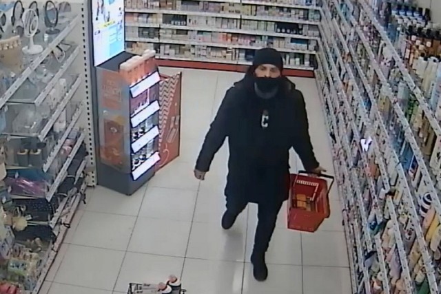 Policjanci szukają mężczyzny ze zdjęcia w sprawie kradzieży w jednym ze sklepów w Koronowie