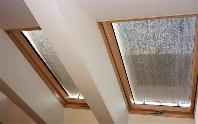 Osłony zewnętrzne okien dachowych zapewniają skuteczną ochronę przed nadmiernym nagrzewaniem się pomieszczeń.