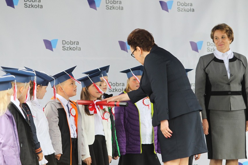 Premier Beata Szydło w Dobrzechowie: Podwyżki dla nauczycieli, lepsze warunki dla uczniów
