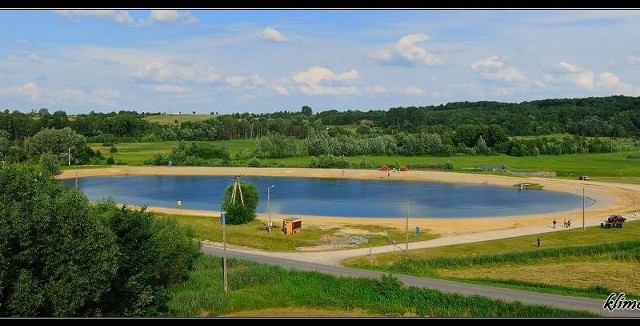 Zbiornik ma powierzchnię półtora hektara i ładną, piaszczystą plażę.