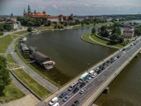 Akcja ratunkowa na Wiśle w Krakowie. Z pomocą pospieszyli ratownicy WOPR. Uratowali kobietę, która skoczyła z mostu Dębnickiego