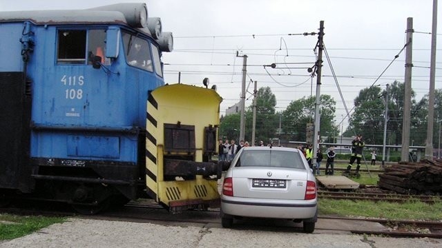 Bielsko-Biała: Pociąg uderzył w samochód na przejeździe...